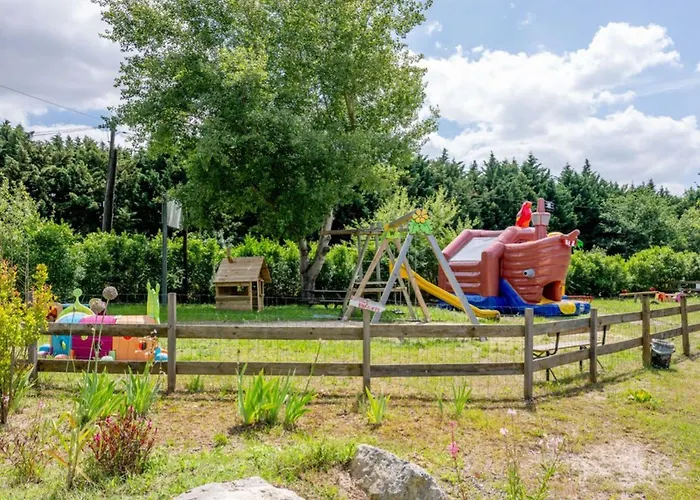 Avec Terrasse A Saint-sornin Pour 4 Personnes - Api-1-52-414 Camping